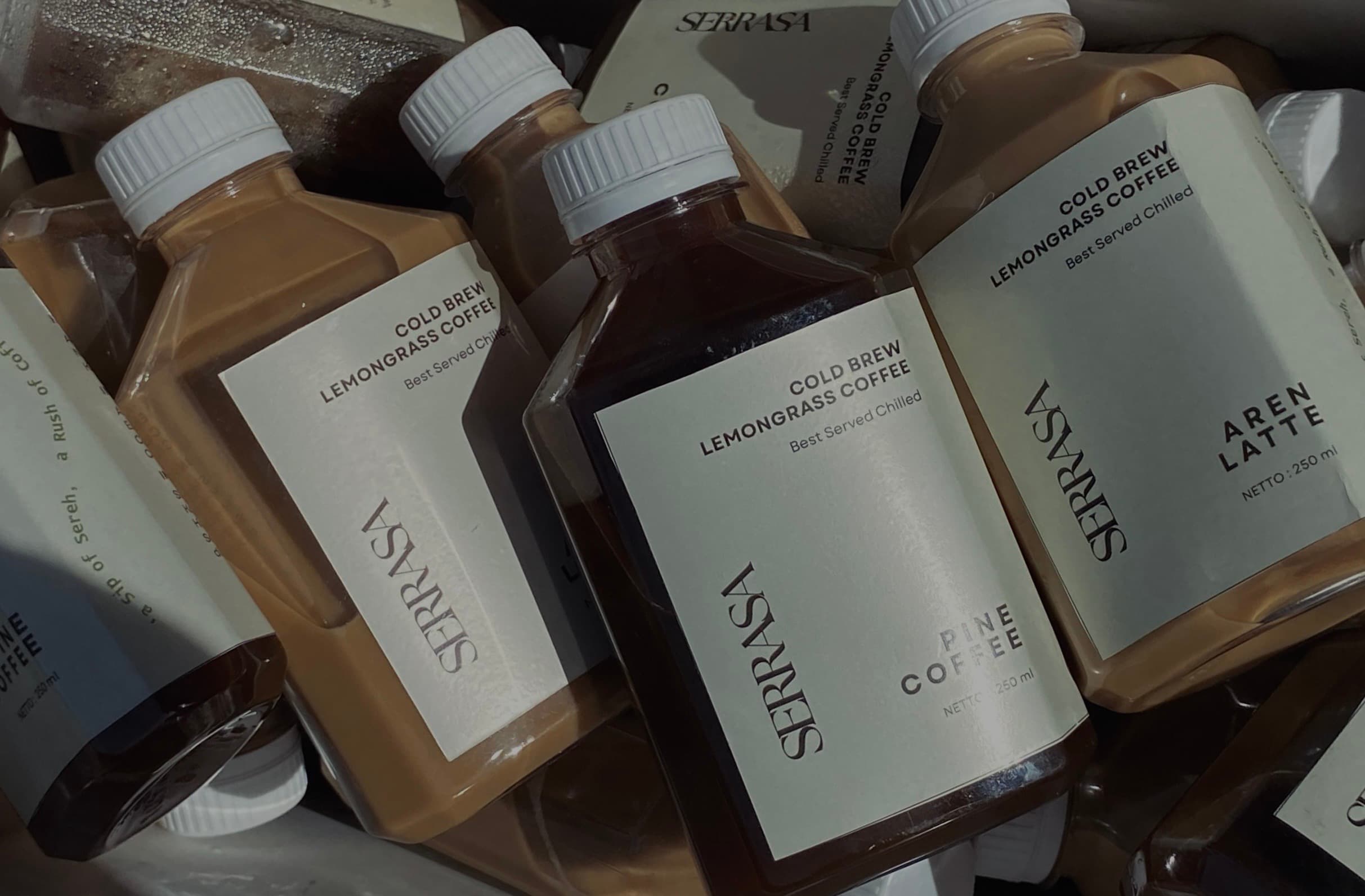 Secangkir kopi hangat di atas meja kayu